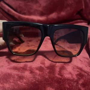 Celine Sunglasses rectangle
CL40056I 01B
Black